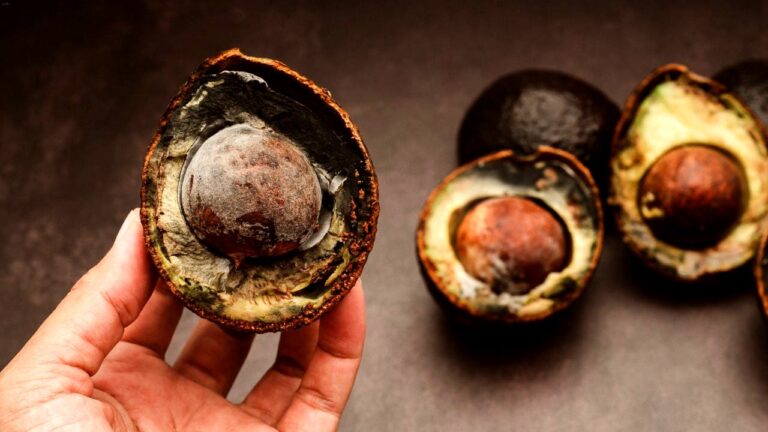 vakantieplannetjes-laat-je-avocado-s-niet-meer-bederven-bewaar-ze-gewoon-naast-dit-alledaagse-ingred